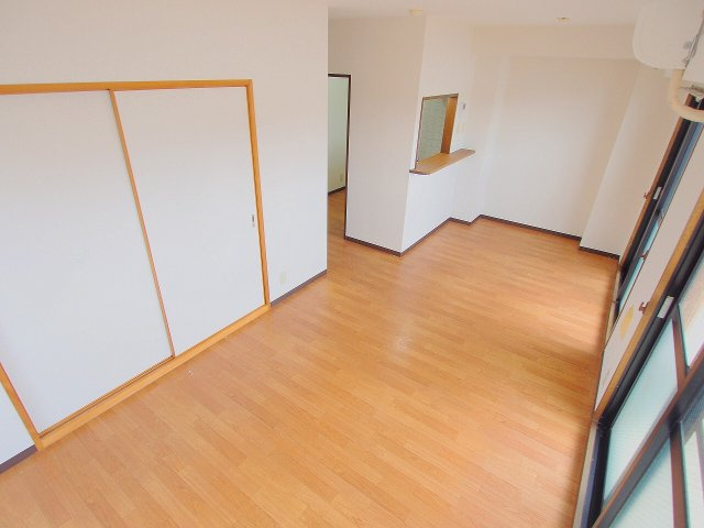 第２プレシオの居間・リビング|302号室（反転）の写真となります。　