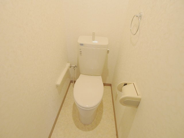 第２プレシオのトイレ|302号室（反転）の写真となります。　