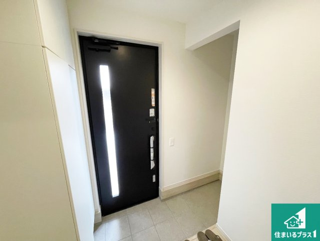 箕面市稲　第1期　新築一戸建ての玄関|シューズボックスにはたくさんの靴が収納できるので玄関周りはいつもスッキリ！ご家族が増えても安心！