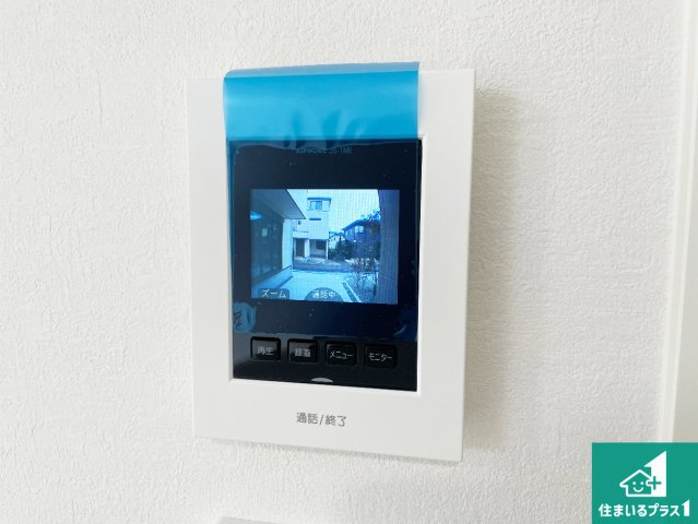 箕面市稲　第1期　新築一戸建ての防犯設備|カラーモニターインターホン！声だけでなく来訪者の姿や顔がモニターで確認できるので、小さなお子様がいらっしゃるご家庭でも安心できます！