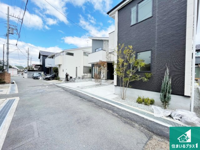 ■箕面市稲　第1期　新築一戸建ての前面道路含む現地写真|周辺は閑静な住宅街！前面道路広々で車の出し入れも便利です。駐車が苦手な方でも安心して車庫入れできます！