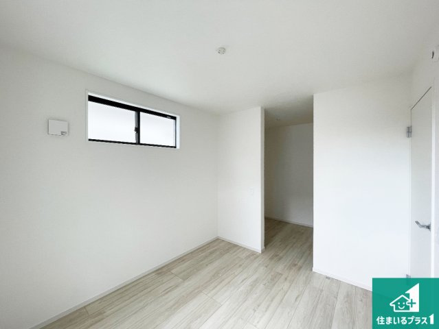 箕面市稲　第1期　新築一戸建ての洋室|ウォークインクローゼット付きで生活スペースもスッキリできます。各居室にも収納がありますので、お子様の衣類やおもちゃなどもしっかり収納できます。
