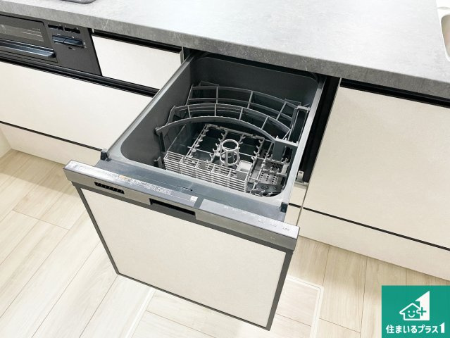 箕面市稲　第1期　新築一戸建ての設備|食事後の一仕事、食器洗いをボタン一つでお任せできちゃいます！場所を取らないビルトイン式なので、お料理スペースもしっかり確保！