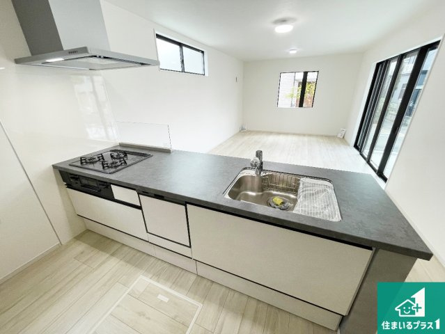 ■箕面市稲　第1期　新築一戸建てのキッチン|リビングと統一感があり、使い勝手のいいキッチン。広々としているので、二人並んで作業が出来ちゃいます。お子様と一緒に色々なお料理に挑戦できるスペースがあります。