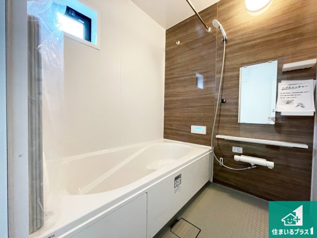 ■箕面市稲　第1期　新築一戸建ての浴室|足をゆったり伸ばして寛げる浴槽です。窓が設けられていますので差し込む光が明るく穏やかな雰囲気にしてくれます♪浴室乾燥機も設置しているので、雨の日の洗濯物も安心です♪