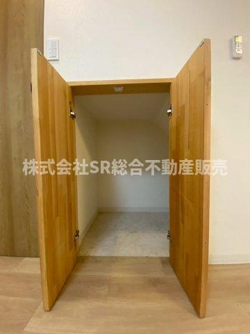 東鴻池町1丁目中古戸建の収納|1F階段下に収納があります。