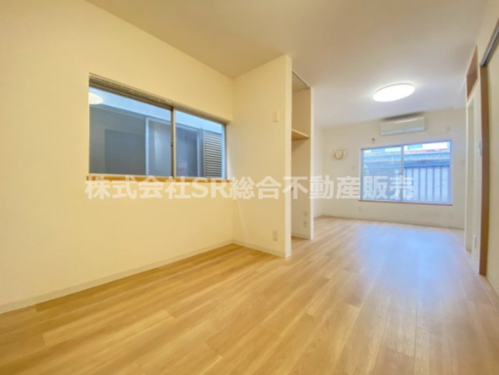 東鴻池町1丁目中古戸建の洋室|2F洋室。２面採光の明るくて広々としたお部屋です♪