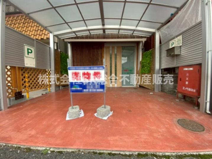 東鴻池町1丁目中古戸建の駐車場|お車をお持ちの方には嬉しい駐車場はカーポート付きで、雨に濡れずに出入りできます！