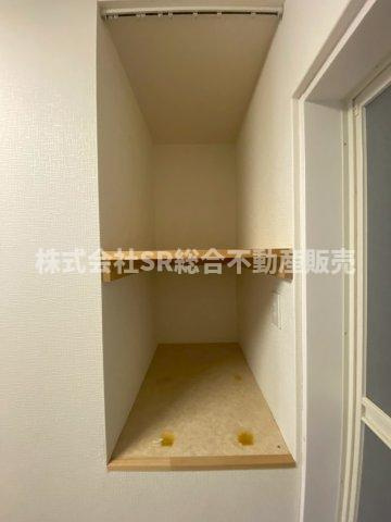東鴻池町1丁目中古戸建の収納|2Fシャワールームの手前にも収納有。