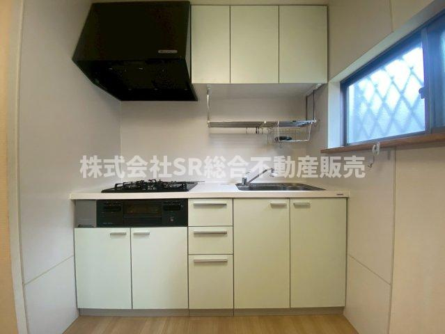 東鴻池町1丁目中古戸建のキッチン|3口コンロ、グリル付きのシステムキッチンがあり、快適にお料理できます！