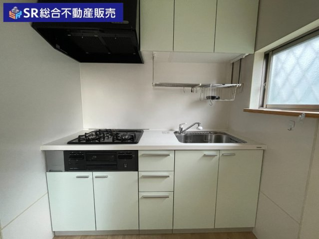 東鴻池町1丁目中古戸建のキッチン|3口コンロ、グリル付きのシステムキッチンがあり、快適にお料理できます！