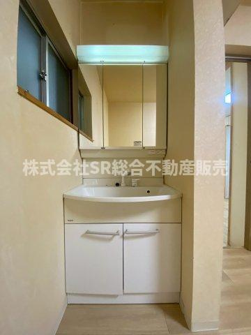 東鴻池町1丁目中古戸建の独立洗面台|朝の支度にも助かる、独立の洗髪洗面化粧台