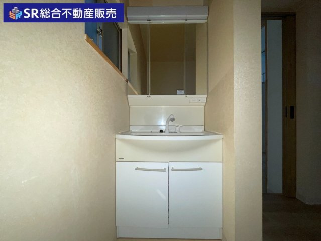 東鴻池町1丁目中古戸建の独立洗面台|朝の支度にも助かる、独立の洗髪洗面化粧台