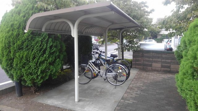 レオパレスフレーズのその他|屋根付き駐輪場