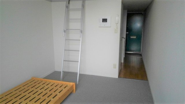 レオパレスフレーズの居間・リビング|すのこベッド付き