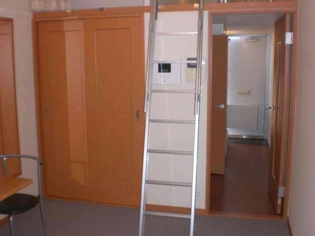 レオパレスヴィラ天城の内装|ロフト下に収納スペースがあります