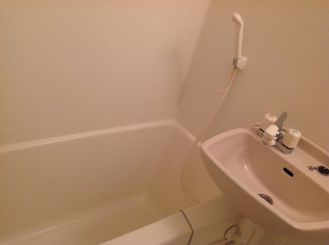 レオパレスエヌ　ファミールの浴室