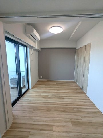 geo ent上野稲荷町のその他共用部分|5帖洋室、エアコン・照明・クローゼット付、バルコニーに面した明るい室内です