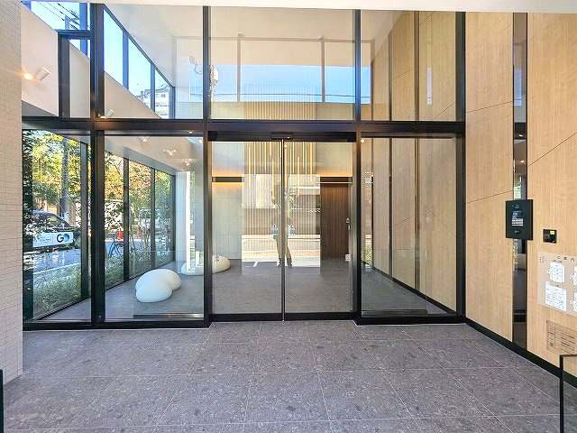 geo ent上野稲荷町のエントランス|タッチキーのモニター付オートロックセキュリティ、瀟洒なエントランスロビーです