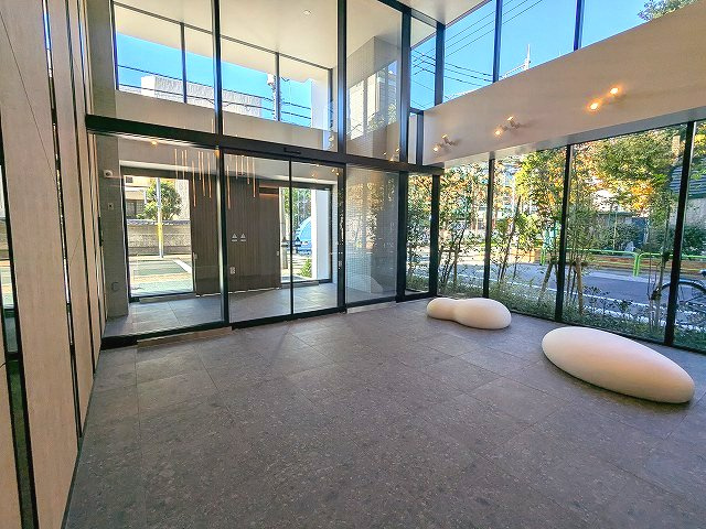 geo ent上野稲荷町の設備|タッチキーのモニター付オートロックセキュリティ、瀟洒なエントランスロビーです