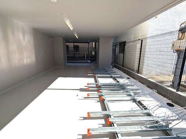 geo ent上野稲荷町の設備|タッチキーのオートロック付屋内屋根付き自転車置場です