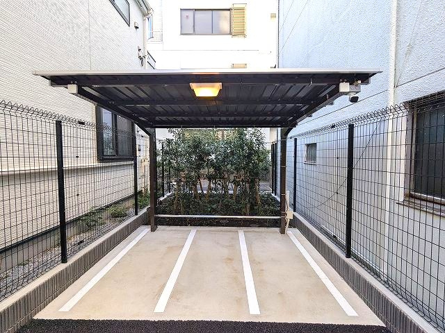 geo ent上野稲荷町の設備|タッチキーのオートロック付屋内屋根付きバイク置場です