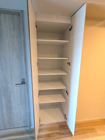 geo ent上野稲荷町の設備|ベンチなリビングの収納です