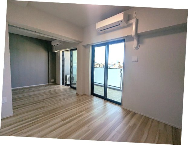 geo ent上野稲荷町の設備|5帖洋室、エアコン・照明・クローゼット付、バルコニーに面した明るい室内です