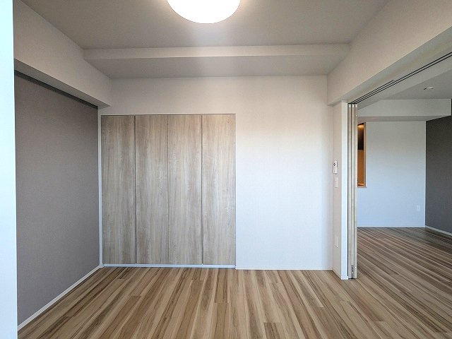 geo ent上野稲荷町の設備|5帖洋室、エアコン・照明・クローゼット付、バルコニーに面した明るい室内です