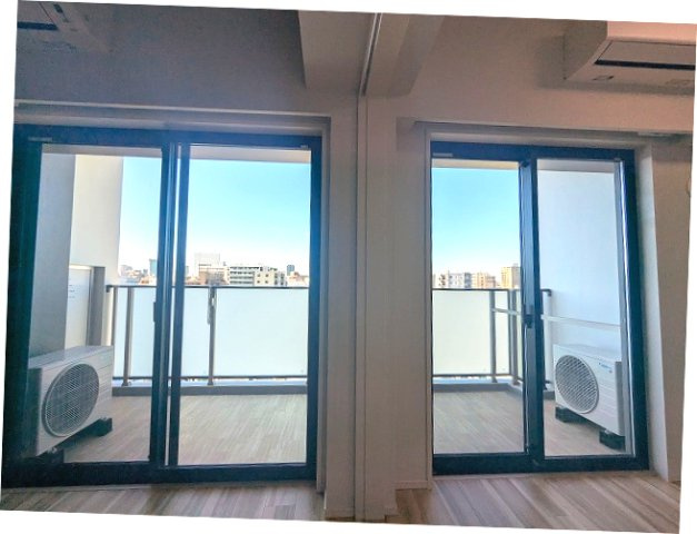 geo ent上野稲荷町の設備|12Fワイドバルコニー、防音性・防犯性・遮熱効果の高いペアガラスの窓です