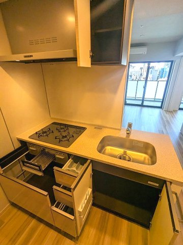 geo ent上野稲荷町の設備|グリル付ガス3口システムカウンターキッチン、瀟洒でお手入れ楽なガラストップコンロです