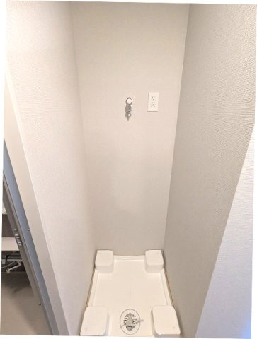 geo ent上野稲荷町の設備|トイレと独立した洗面脱衣室に洗濯機置場あります、洗濯機置場の排水口のお手入れしやすい様に手前中央に配置し、足高の防水パンです