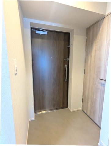 geo ent上野稲荷町の設備|角部屋、ディンプルキーのダブルロックセキュリティです、人感センサー付玄関ライト、キャリーケースも首脳可能なシューズインクローゼットです