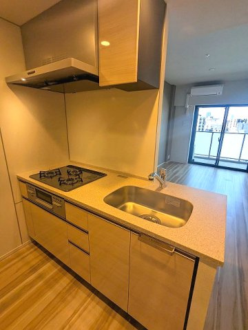 geo ent上野稲荷町のキッチン|グリル付ガス3口システムカウンターキッチン、瀟洒でお手入れ楽なガラストップコンロです