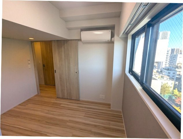 geo ent上野稲荷町の設備|5.6帖洋室、エアコン・照明付き、東向きの窓が付いた上層階は明るい室内です、上層階からは隅田川花火見えます