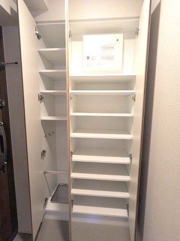 geo ent上野稲荷町の玄関|傘入れ付収納豊富なトールタイプのシューズBOXです