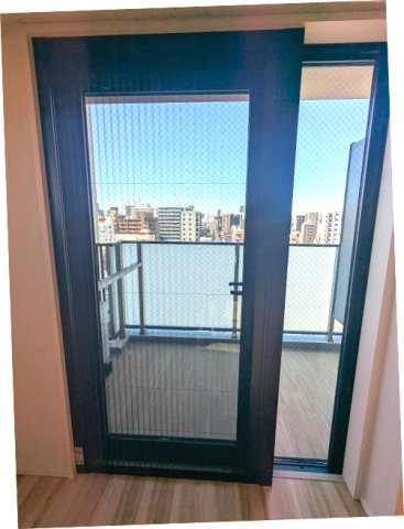 geo ent上野稲荷町の設備|12Fバルコニー、室内側のジャバラ式網戸で清潔です、防音性・防犯性・遮熱効果の高いペアガラスの窓です