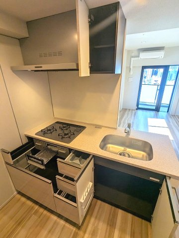 geo ent上野稲荷町の設備|グリル付ガス3口システムカウンターキッチン、瀟洒でお手入れ楽なガラストップコンロ、冷蔵庫家電等置場広々空間確保されています
