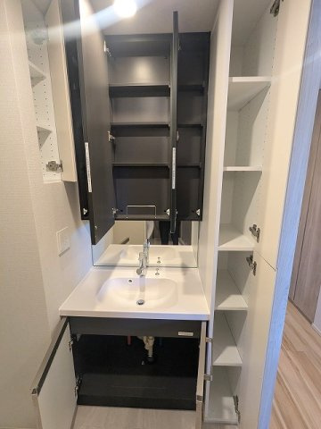 geo ent上野稲荷町の設備|トイレと独立した洗面脱衣室の三面鏡付ハンドシャワー付洗面台、洗濯機置場は排水口のお手入れしやすい様に手前中央に配置し、足高の防水パンです