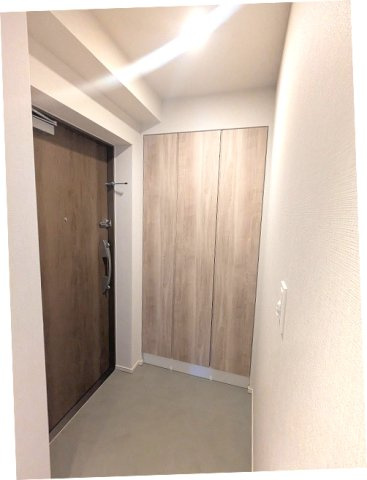 geo ent上野稲荷町の設備|角部屋、ディンプルキーのダブルロックセキュリティです、人感センサー付玄関ライト、玄関から直接室内が見えにくい設計です、傘入れ付収納豊富なトールタイプのシューズBOX