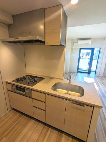 geo ent上野稲荷町のキッチン|グリル付ガス3口システムカウンターキッチン、瀟洒でお手入れ楽なガラストップコンロ、冷蔵庫家電等置場広々空間確保されています
