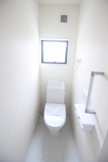 下野市小金井３丁目の新築一戸建のトイレ|1階トイレは窓付きで明るく清潔感のある空間。手すり付きで小さなお子さまからご年配の方まで使いやすい設計です！