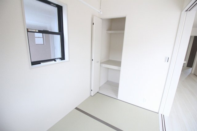 下野市小金井３丁目の新築一戸建の和室|LDK横の1階3帖和室は、お子さまのお昼寝スペースや来客時のくつろぎ空間として使いやすい便利なお部屋です！
