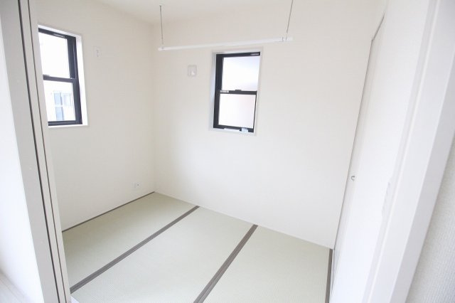 下野市小金井３丁目の新築一戸建の和室|リビングとつながる和室は、扉を開ければ開放感もアップ。家事をしながらお子さまを見守りやすい間取りです！