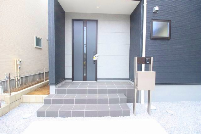 下野市小金井３丁目の新築一戸建の玄関|ゆとりのある玄関ポーチが上質感を演出。雨の日も出入りしやすく、ご家族の毎日の動線を快適に支えてくれます！