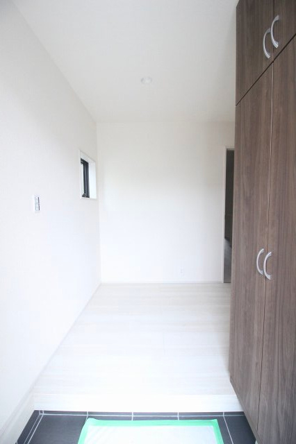 下野市小金井３丁目の新築一戸建の玄関|明るくすっきりとした玄関ホール。ご家族やお客様を気持ちよく迎えられる、清潔感のある空間に仕上がっています！