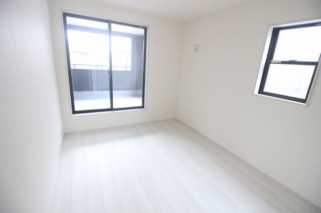 下野市小金井３丁目の新築一戸建の洋室|バルコニーに面した明るい6.5帖洋室。朝の光がたっぷり入り、主寝室やお子さま部屋にも使いやすい心地よい空間です！