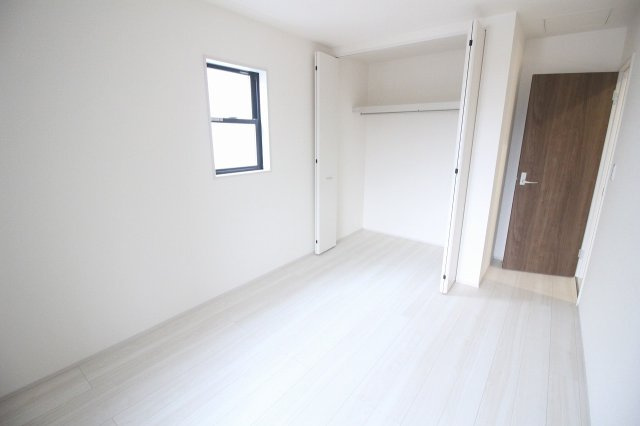 下野市小金井３丁目の新築一戸建の洋室|収納付きでお部屋を広く使える2階西側6.5帖洋室。ベッドやデスクも置きやすく、暮らしに合わせて使いやすいお部屋です！