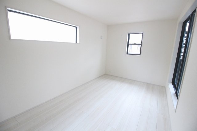 下野市小金井３丁目の新築一戸建の寝室|ゆとりのある8帖の主寝室。2面採光で明るく、ベッドを置いてもゆったり過ごせる落ち着いた空間です！