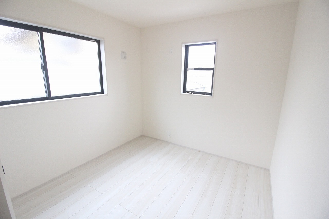 下野市小金井３丁目の新築一戸建の子供部屋|2面採光で明るさをしっかり確保した5.2帖洋室。お子さま部屋や書斎としても使いやすい、ちょうど良い広さのお部屋です！